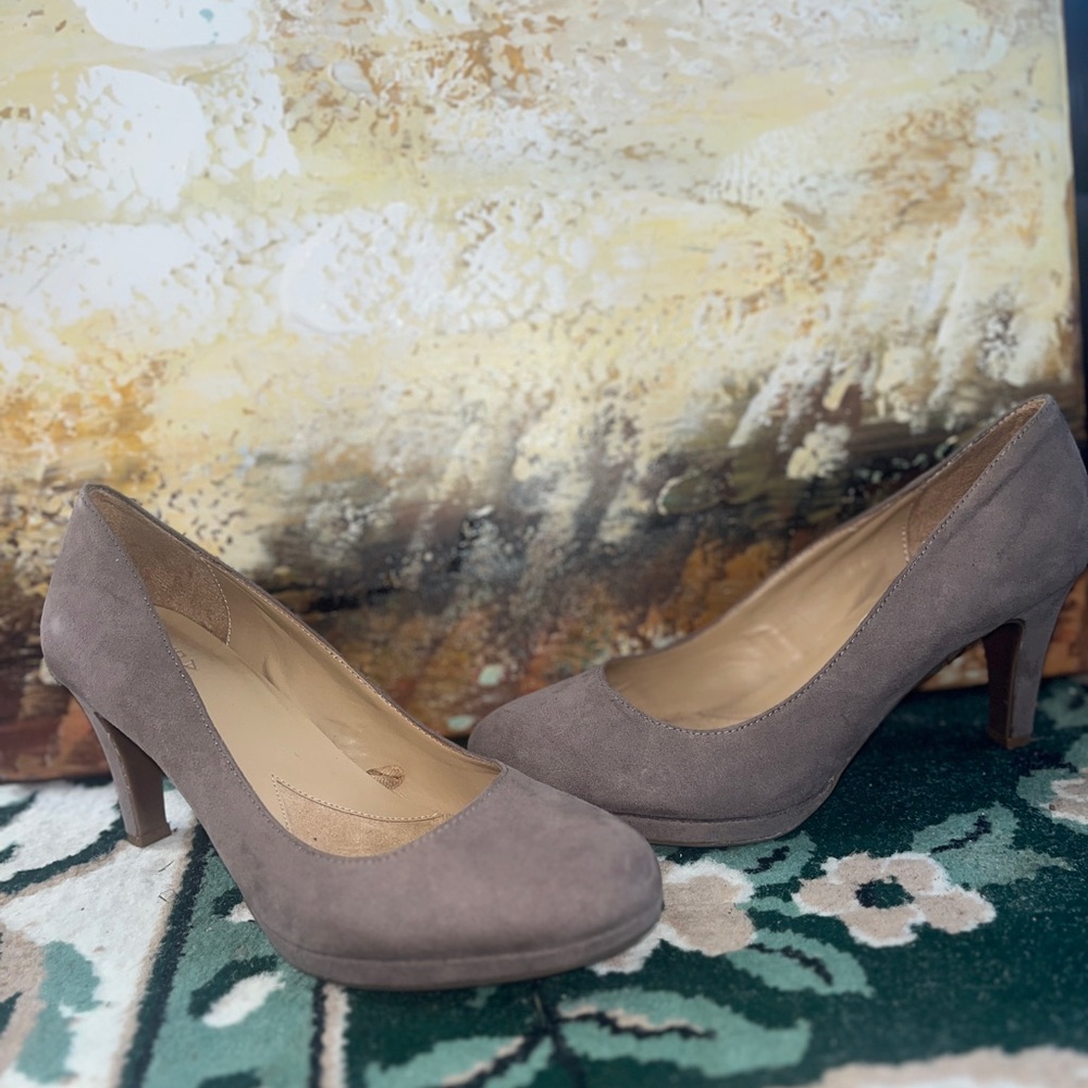 Naturalizer Tan Heels Classic Suede Rounded Toe